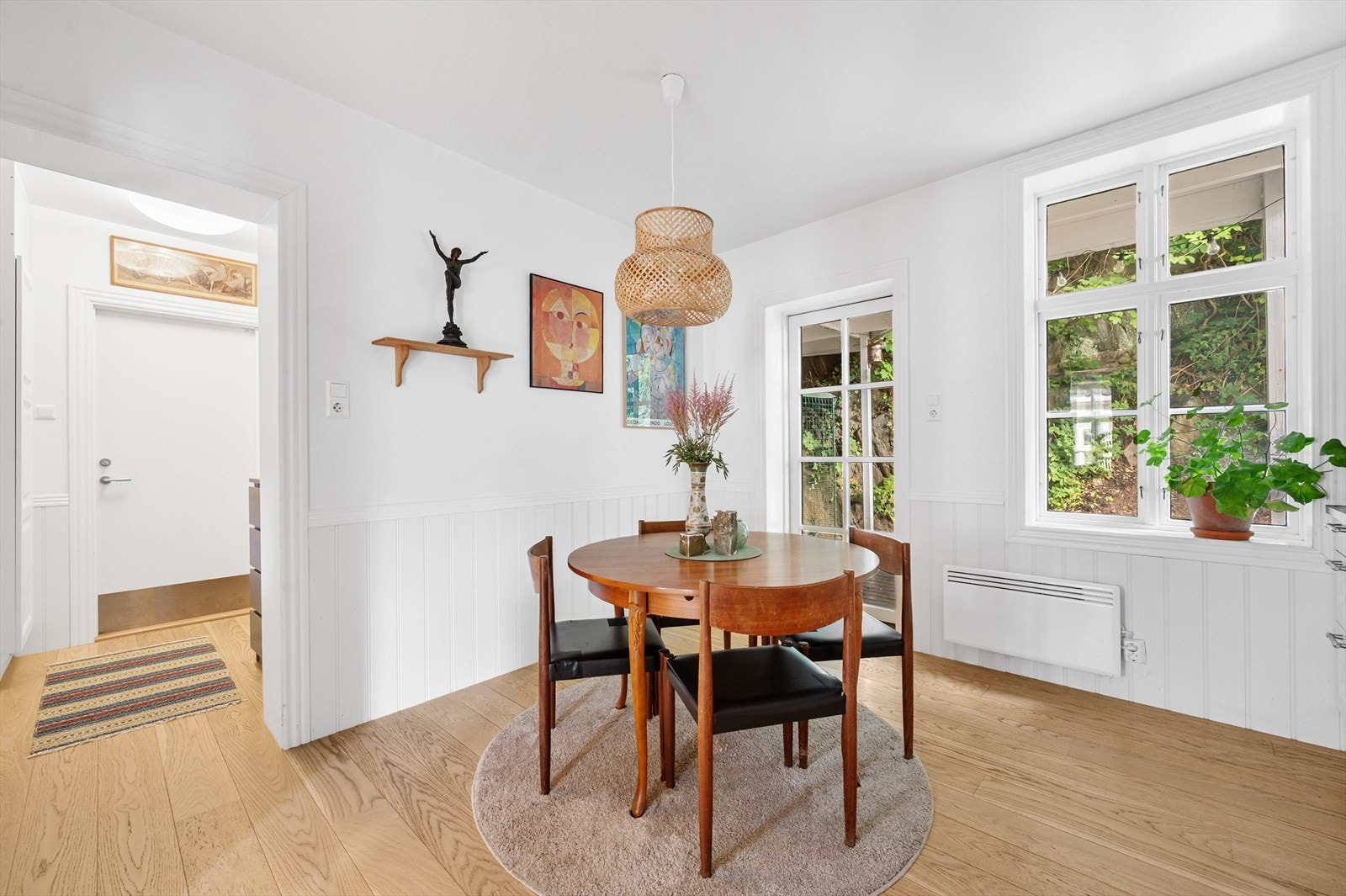 Fin plass til spisegruppe på kjøkkenet. En perfekt plass for gode måltider og samtaler. Galleribilde