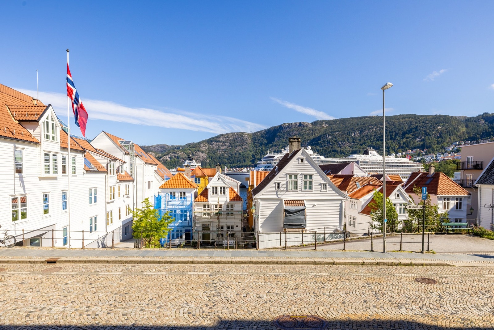 Fra den franske balkongen har man en koselig utsikt ut mot Strandgaten! Galleribilde