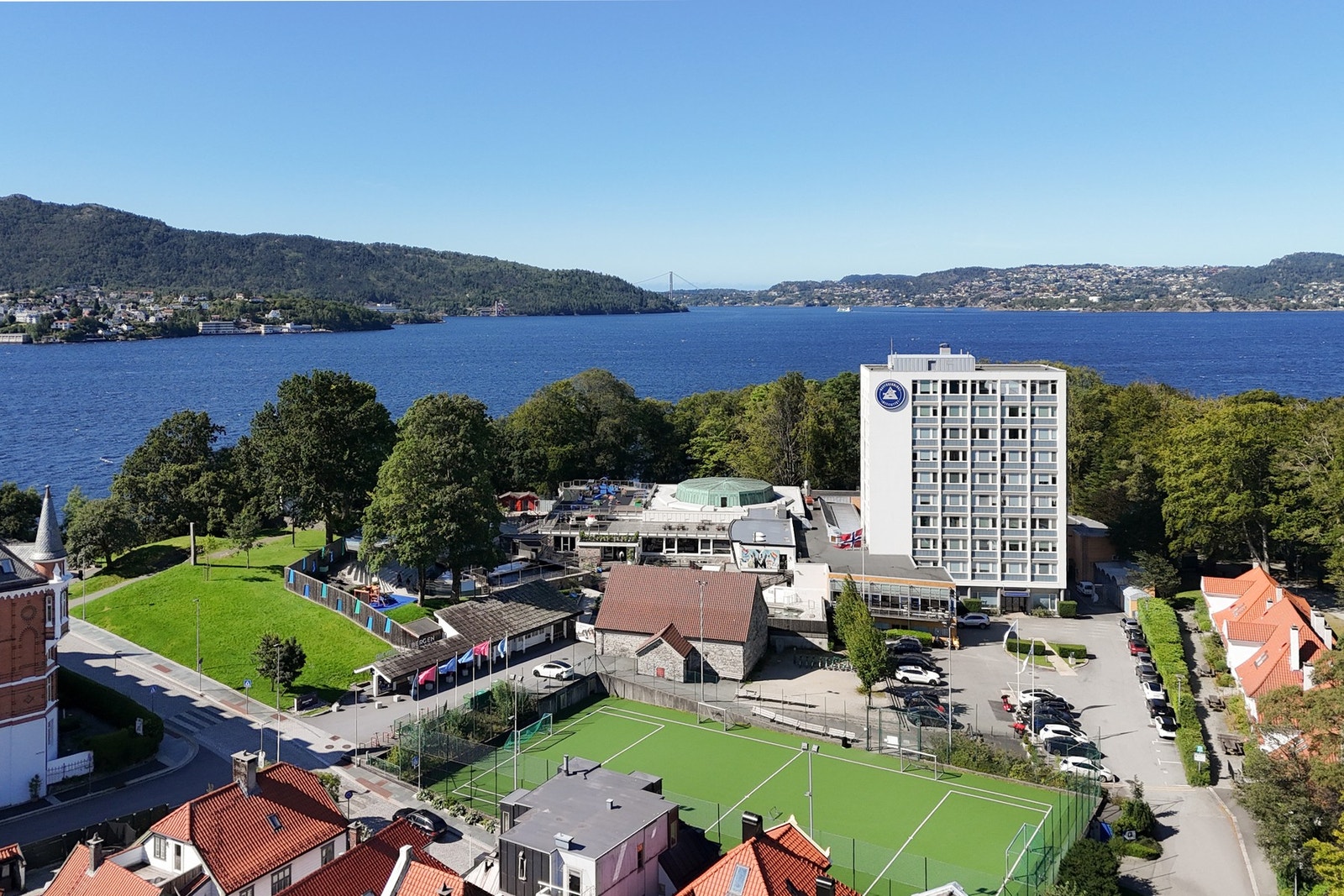 Det er ca. 2-3 minutters gange til Nordnesparken med flotte turmuligheter og Nordnes sjøbad. Galleribilde