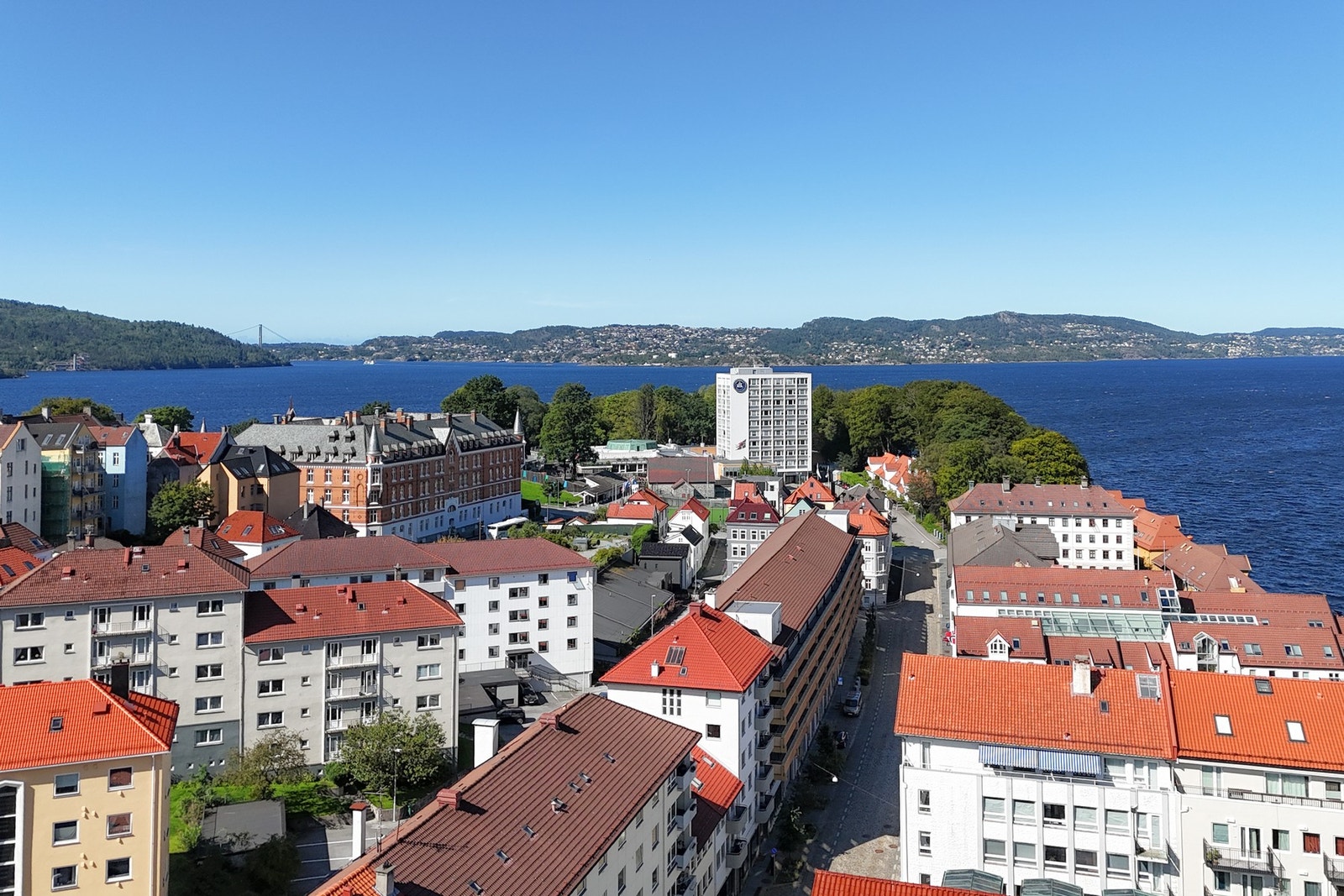 Med en så sentral beliggenhet på Nordnes har man "alt" av fasiliteter omtrent like utenfor døren, samtidig som man bor tilbaketrukket fra byens sentrumskjerne. Galleribilde