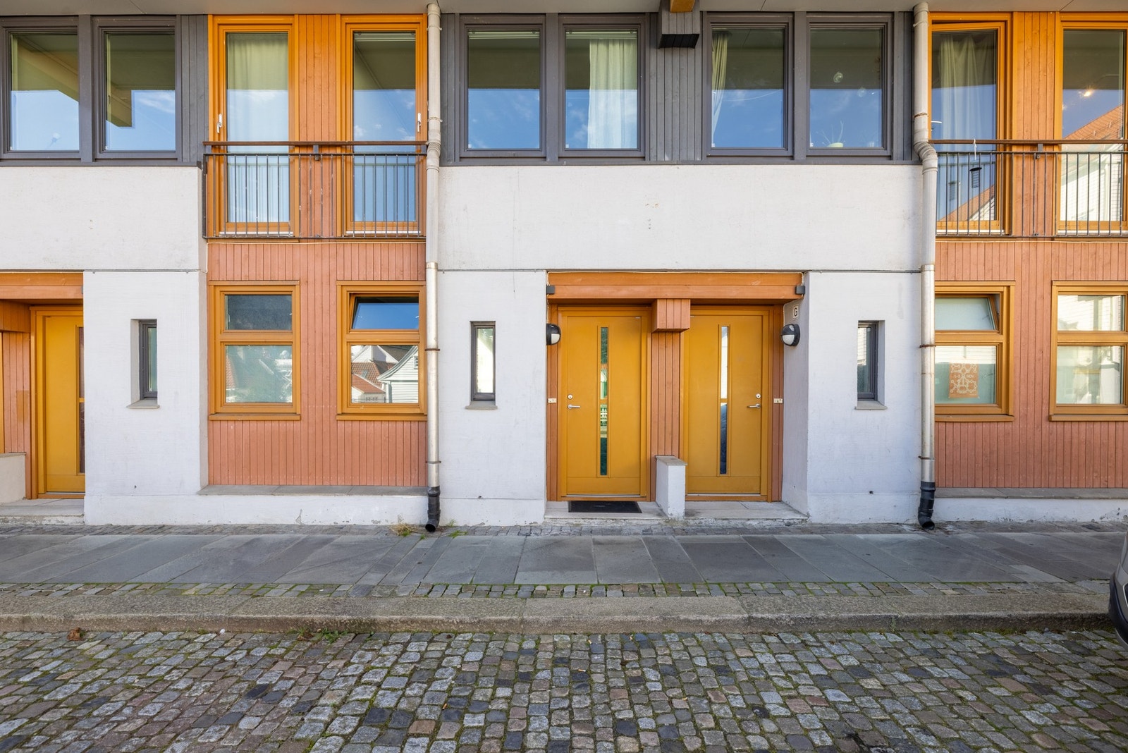 Bussholdeplass ligger omtrent like utenfor døren, kun en 2 minutters gange unna. Galleribilde