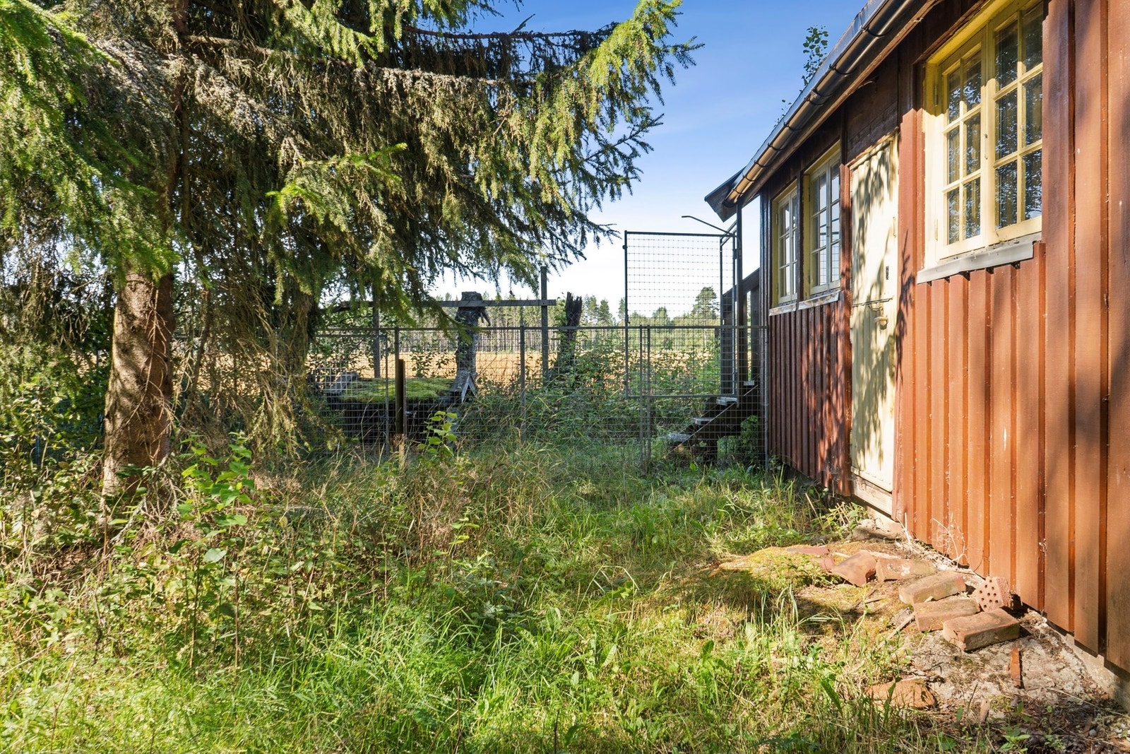 Bakside av hus. Galleribilde