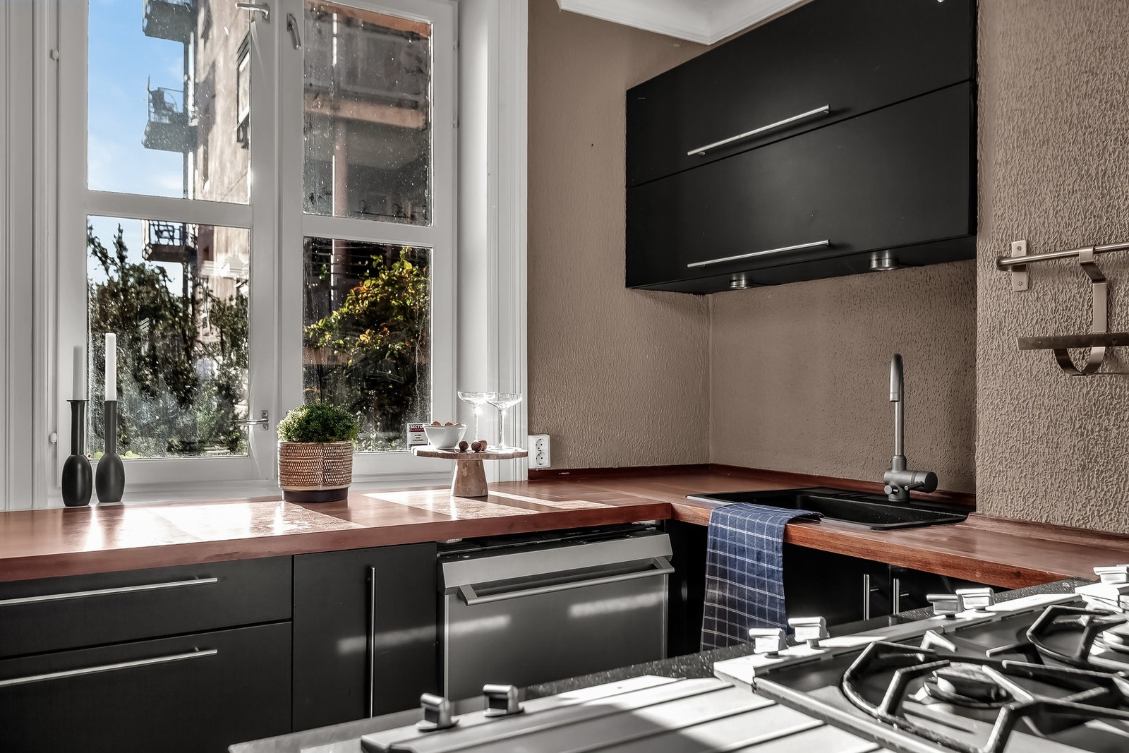 Perfekt kjøkken for matlaging og hyggelige måltider Galleribilde