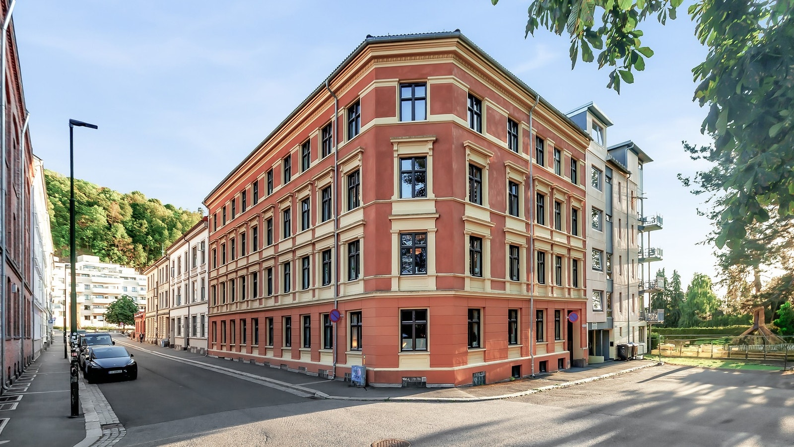 Klassisk bygård med sjel og historiske detaljer Galleribilde