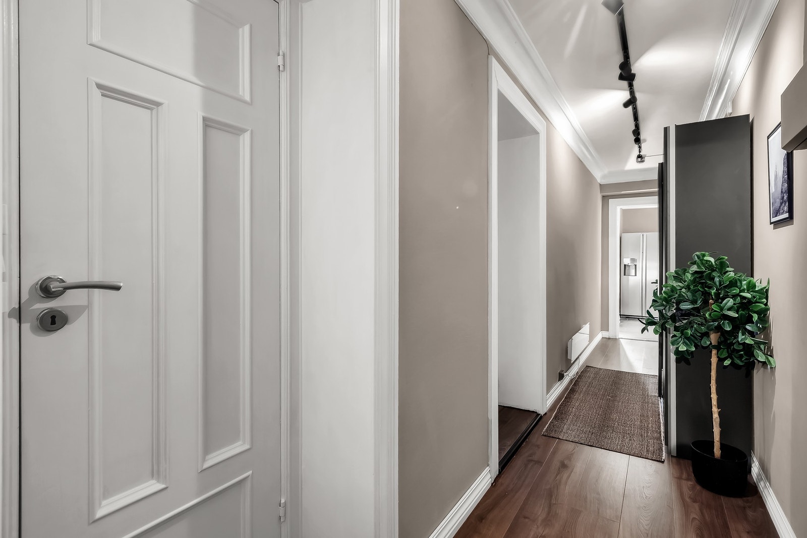 Velkommen inn - lys entré med plass til oppbevaring Galleribilde