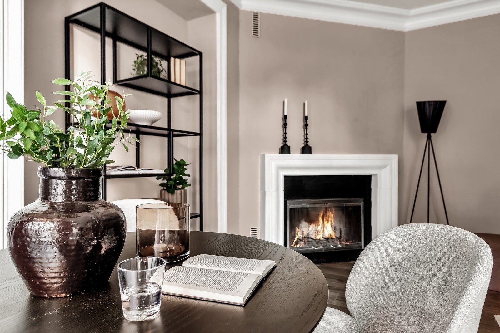 Her er det god plass til både sofagruppe og spisebord - perfekt for både hverdagsliv og sosiale sammenkomster Galleribilde