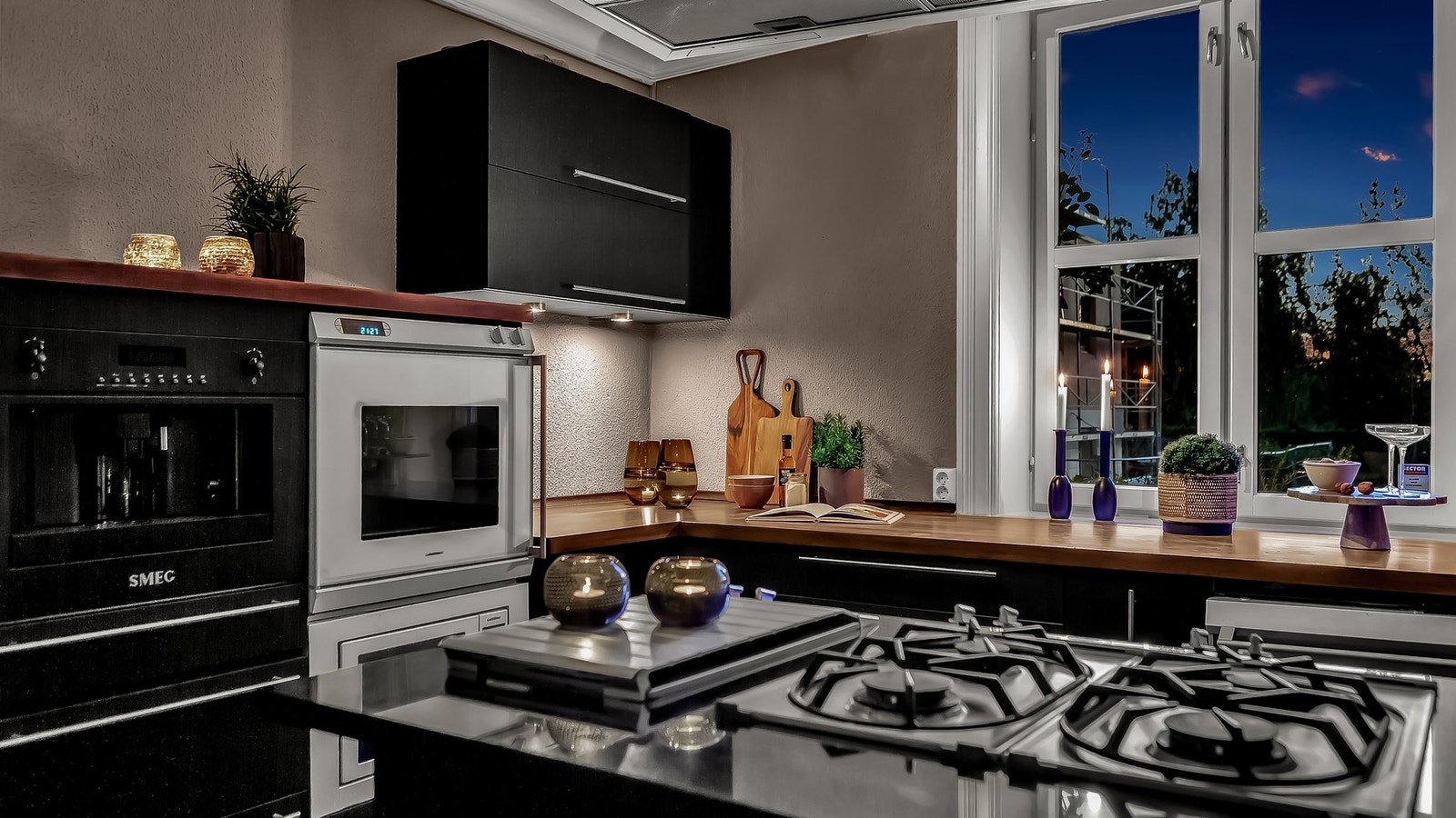 Stort og innbydende kjøkken med praktiske løsninger og rikelig skap- og benkeplass Galleribilde