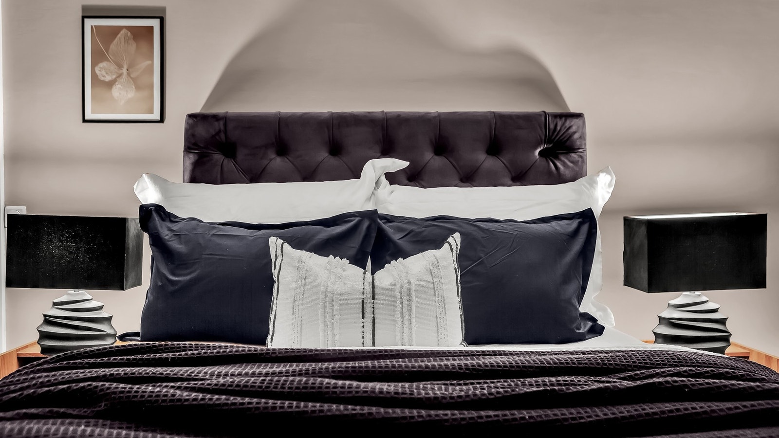 Hovedsoverommet byr på rene flater og enkel møblering - et rom som gir ro Galleribilde