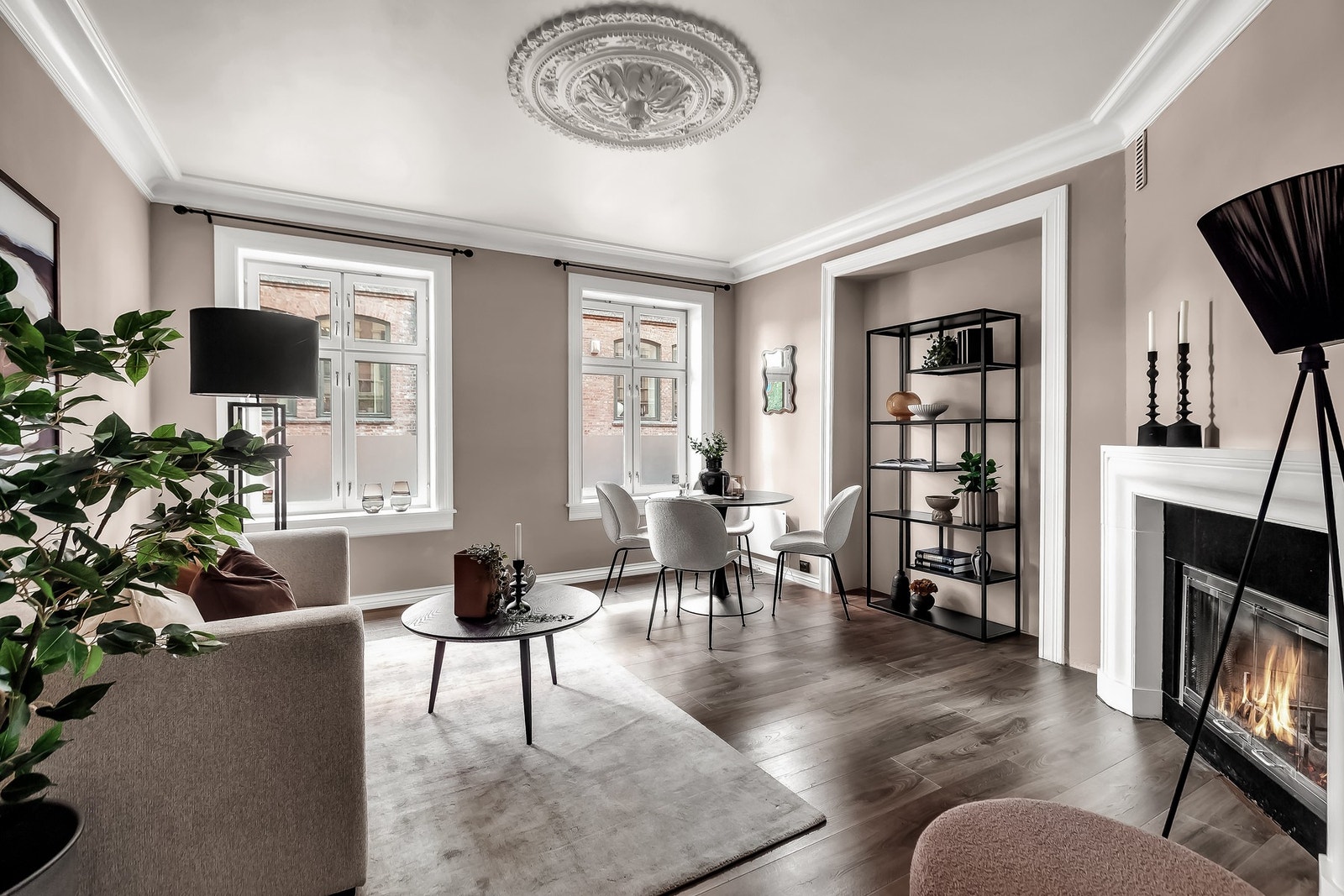 Lys og romslig stue med peisovn. Klassiske bygårdsdetaljer kombinert med moderne komfort Galleribilde