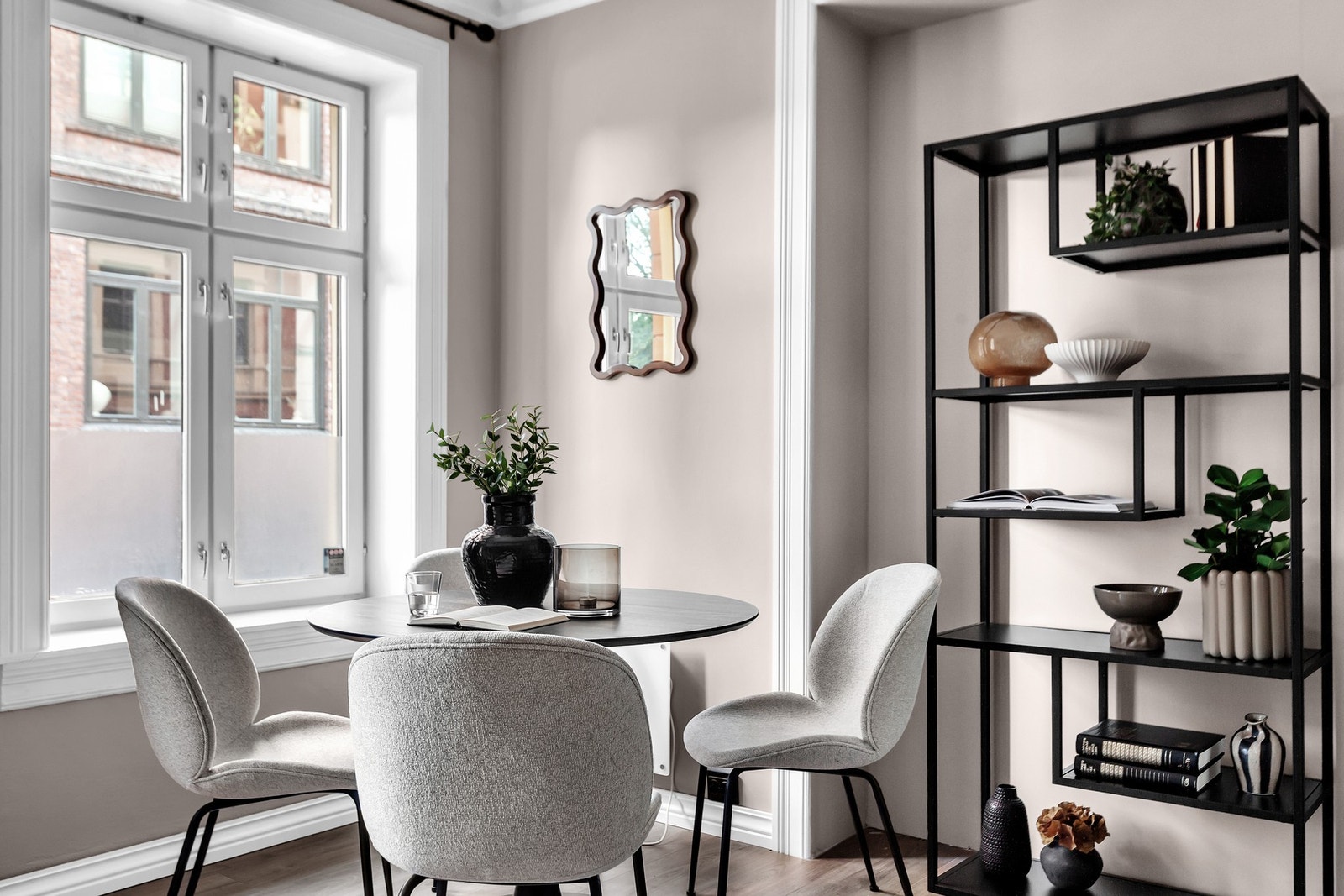 Stuen kombinerer klassiske bygårdsdetaljer med moderne uttrykk Galleribilde