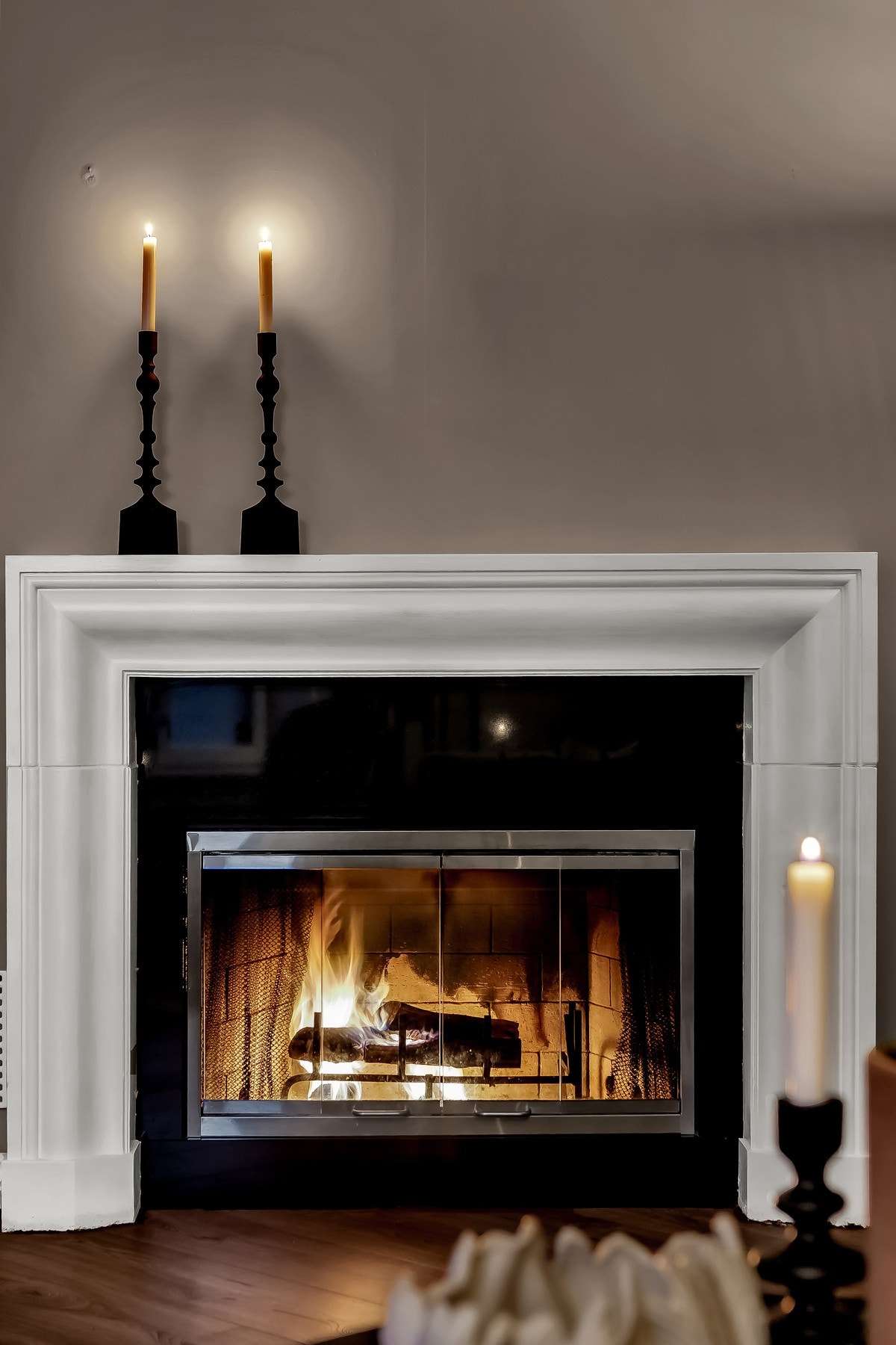 Peisovnen gir ekstra varme og gjør rommet til et naturlig samlingspunkt på kalde kvelder Galleribilde