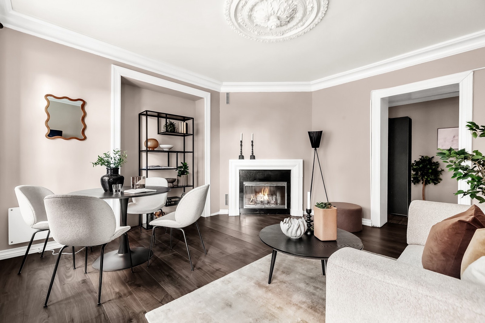 Store vindusflater som slipper inn godt med dagslys Galleribilde