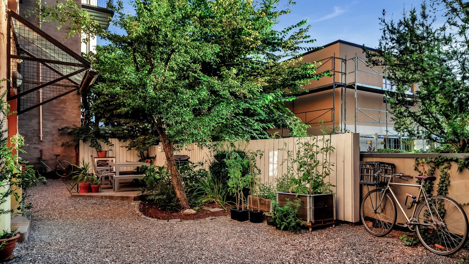 Felles gårdsrom med sittegrupper, trær og beplantning Galleribilde