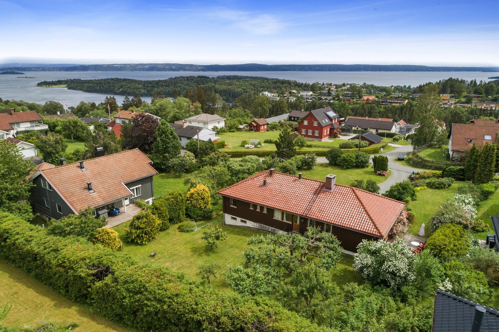 Boligen har en pent opparbeidet hage og tomtestørrelse på hele 1532,9 kvm. Galleribilde