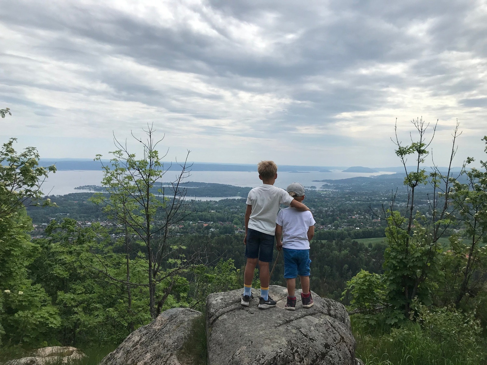 Nærområdet byr på flotte turområder sommer og vinter. Bildet er tatt på Skaugumåsen. Galleribilde