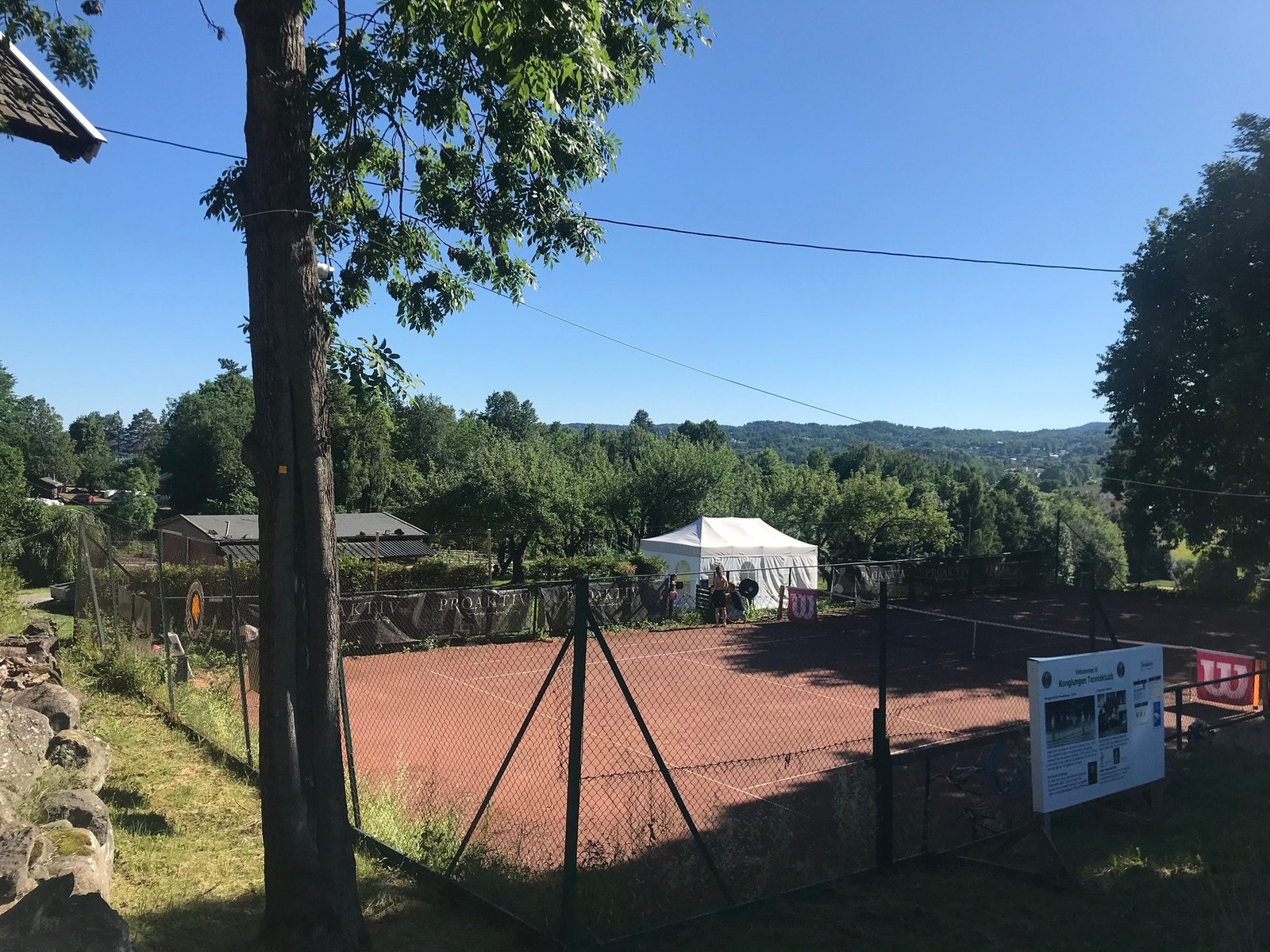 For den tennisinteresserte er det flere baner i området. Asker tennis har rikelig med ute- og innebaner og et levende miljø for både små og store. Her vises Konglungen tennisklubb som er Norges eldste (og kanskje mest idylliske) klubb. Galleribilde