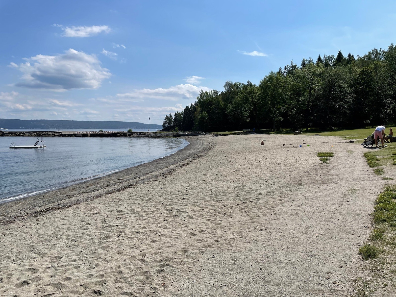 Nydelige Sjøstrand med både sand og gressarealer. Galleribilde