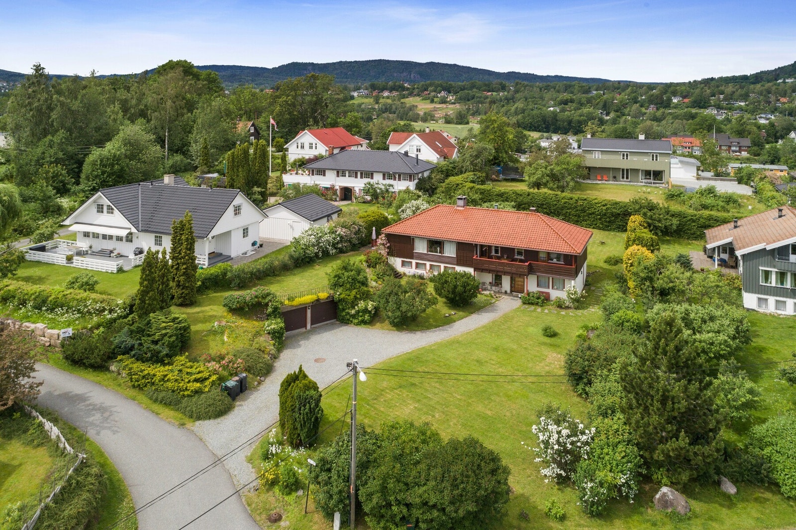Oversiktsbilde sommer.
Sjelden eiendom med svært attraktiv beliggenhet i rolig villaområde på Øvre Båstad i Asker. Galleribilde