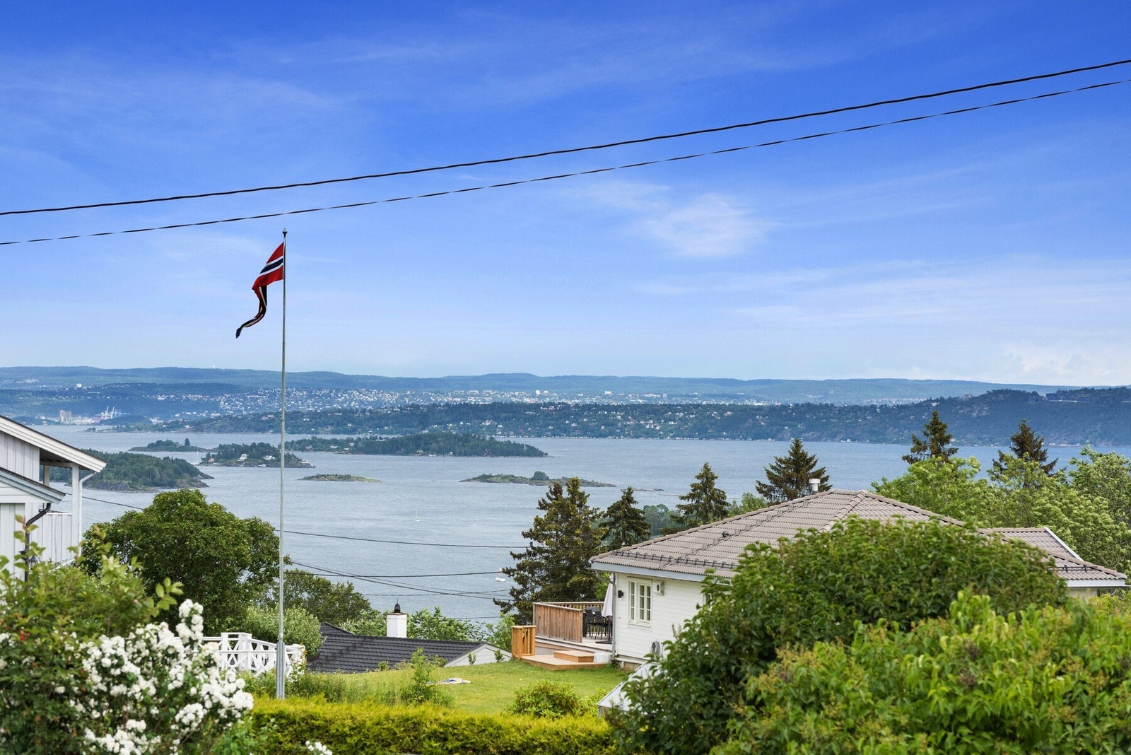 Landlige omgivelser med en nydelig fjordutsikt over Leangbukta og Oslofjorden. Galleribilde