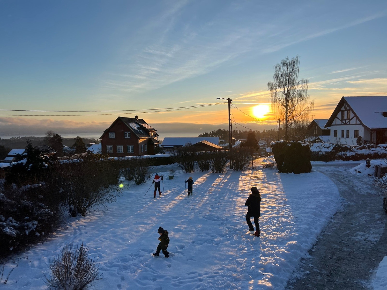 Selgers private vinterbilde.
Tomten gir rom for lek året rundt. Her kan man også spenne på seg skiene rett utenfor døren! Galleribilde