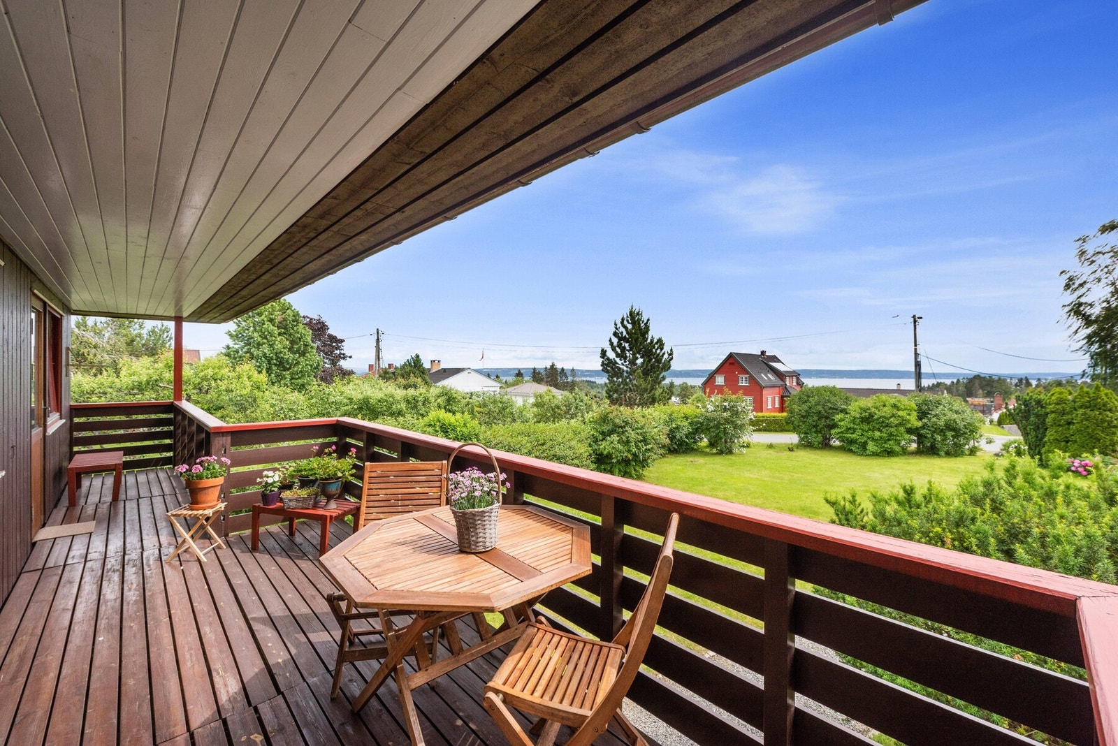 Romslig terrasse på ca. 14 kvm- en naturlig forlengelse av stuen på sommertid. Galleribilde