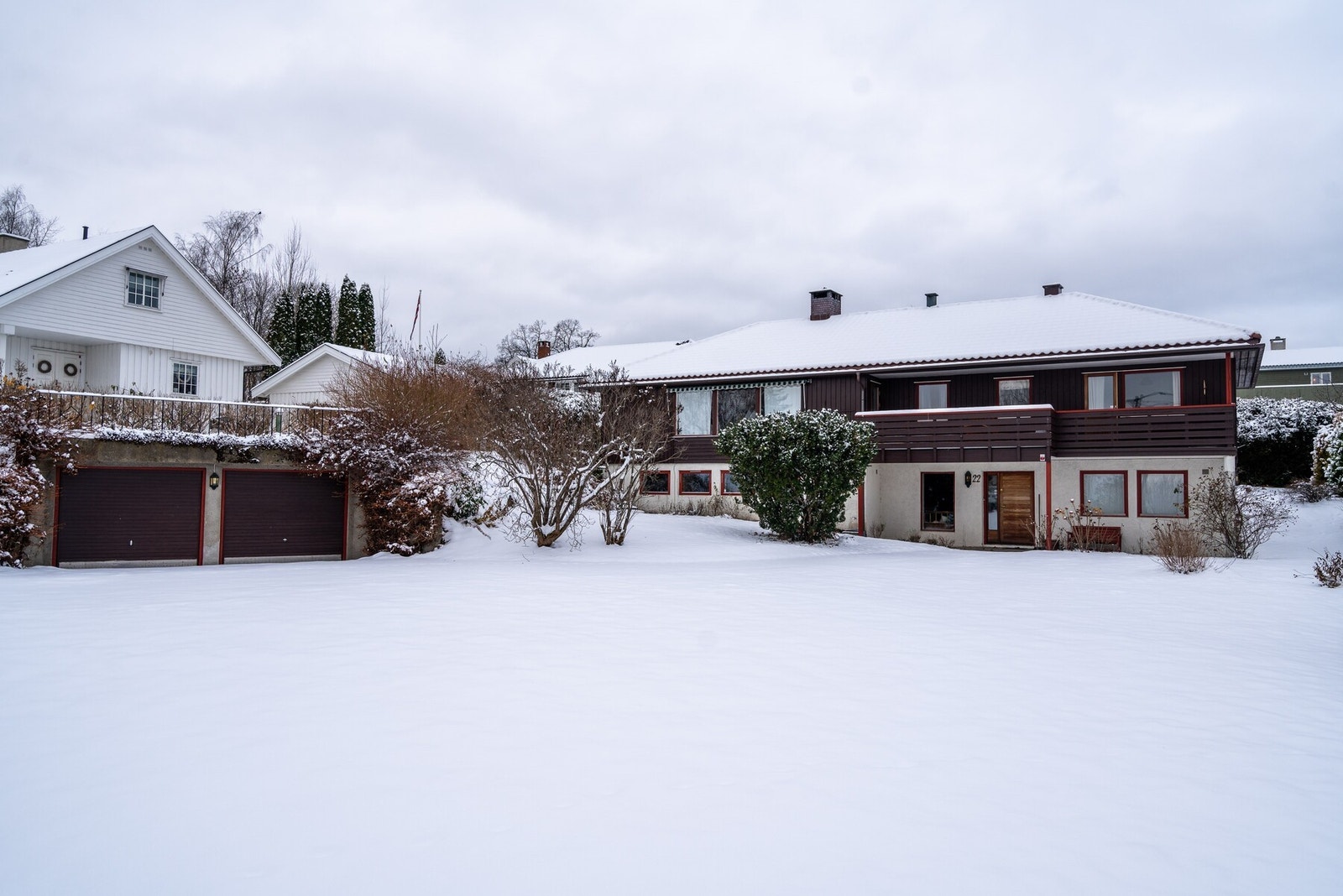 Hus og hage på vinterstid. Galleribilde