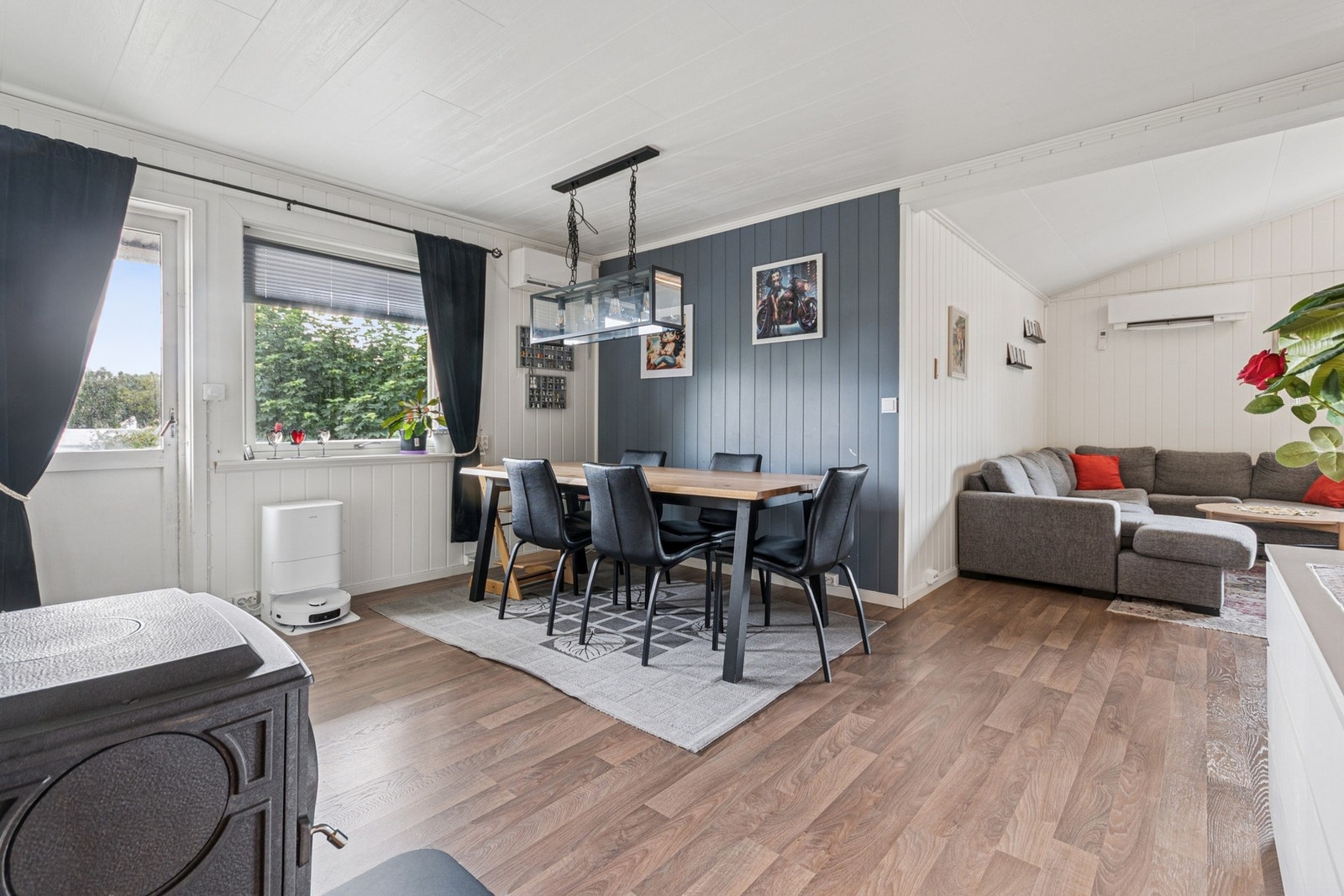 Stor og åpen stue/spisestue med utgang til terrasse. Oppholdsrommet har flere soner som enkelt møbleres etter behov. Galleribilde