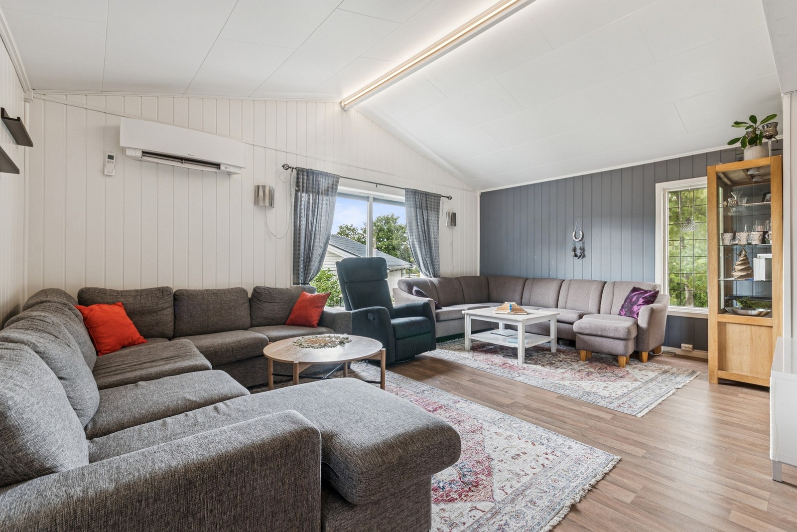 Oppholdsrommet både vedovn og varmepumpe. Galleribilde