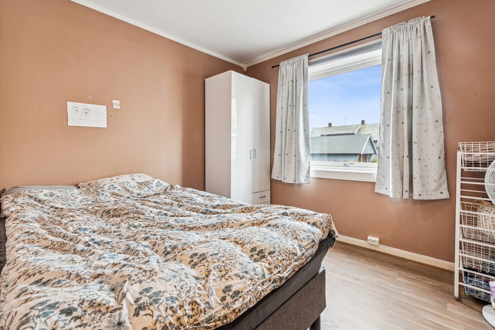 Soverom 2 har garderobeskap og god plass til seng, samt øvrig møblement. Galleribilde