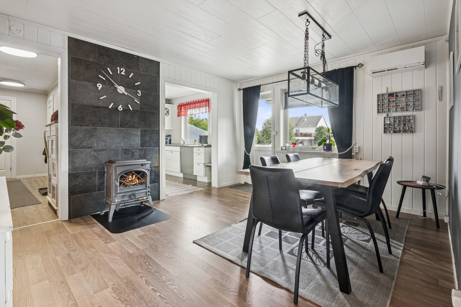 Kjøkkenet ligger i halvåpen løsning mot stuen. Galleribilde