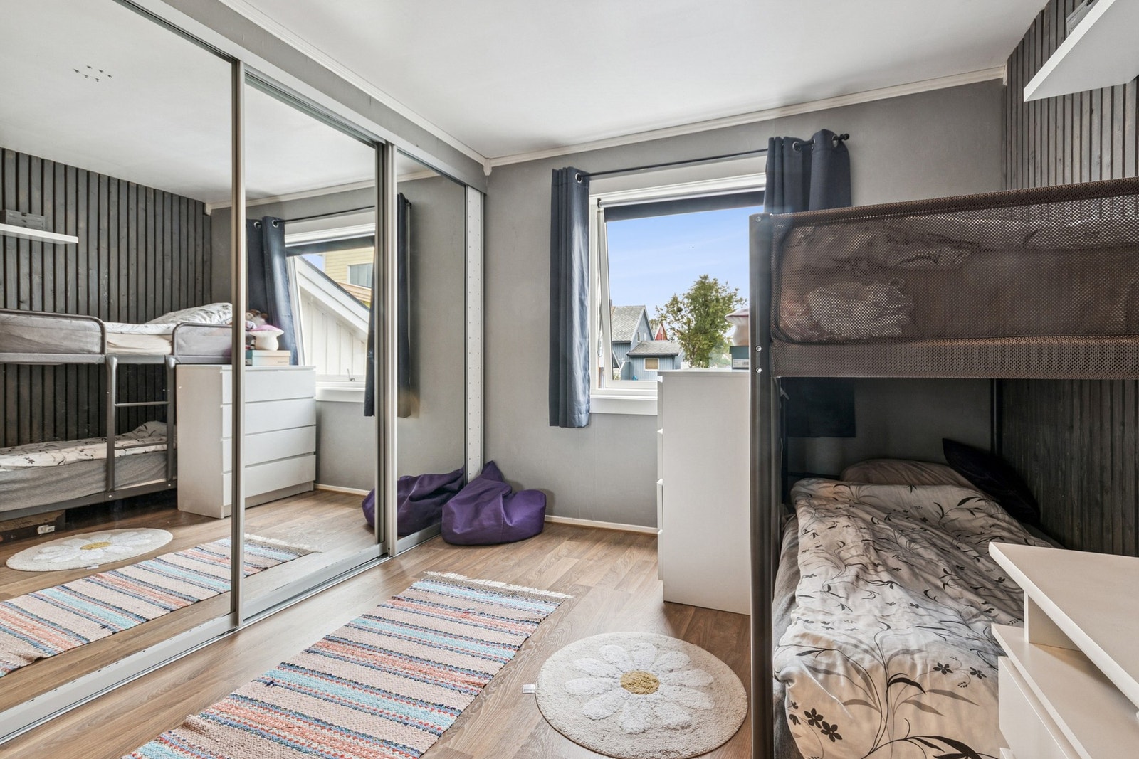 Boligen har to godkjente soverom. Ett av soverommene har skyvedørsgarderobe, og er innredet med køyeseng. Galleribilde