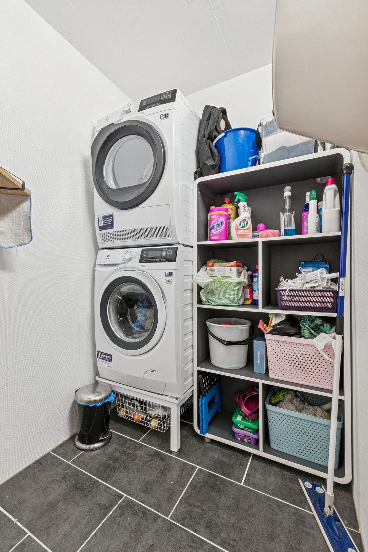 Innenfor badet er det etablert et praktisk lite vaskerom med opplegg for vaskemaskin og ekstra oppbevaring. Galleribilde