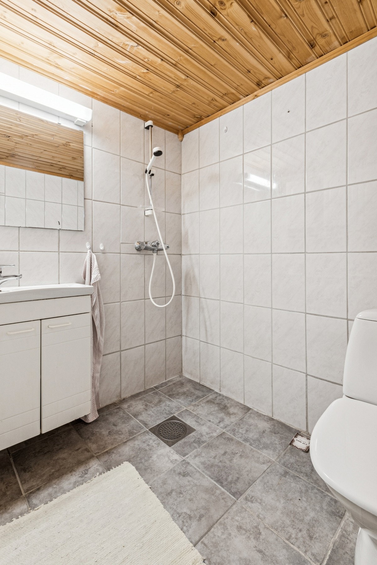 Kjeller: Flislagt, enkelt bad med toalett, dusjnisje og opplegg for vaskemaskin. Varmekabler i gulv Galleribilde