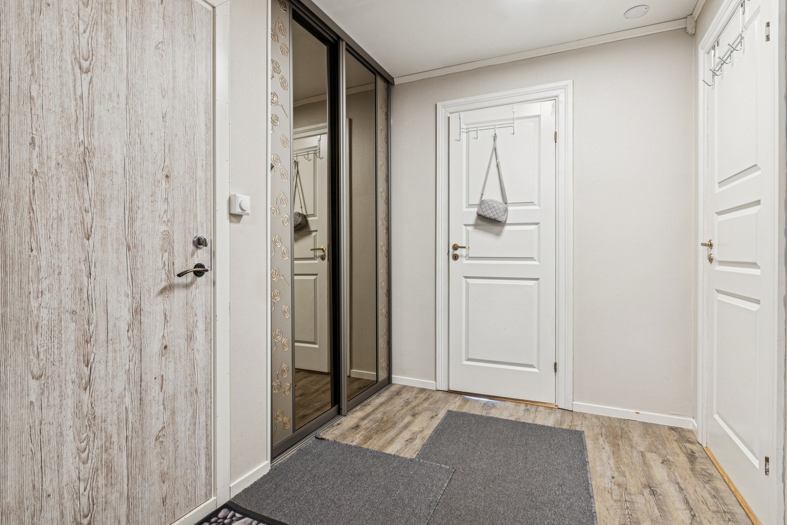 Entré med skyvedørsgarderobe og god plass til diverse oppbevaring Galleribilde