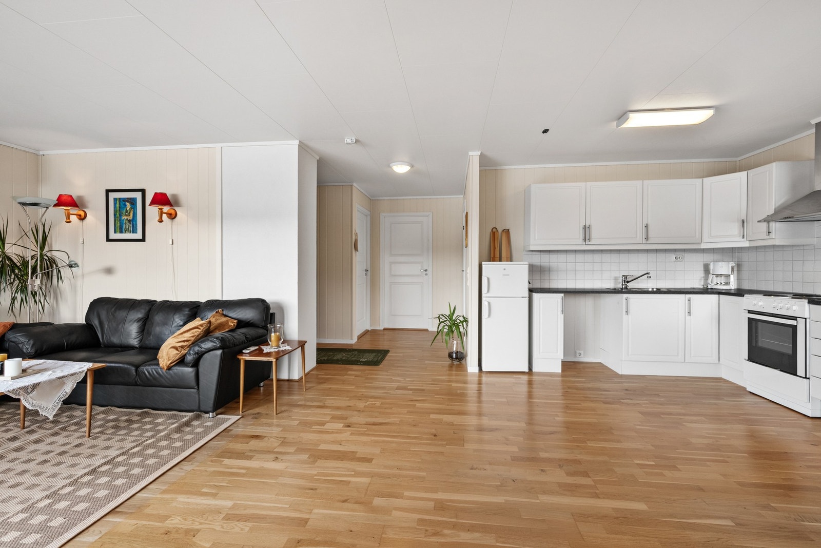 Leiligheten består av gang, stue/kjøkken, bad, 2 soverom og bod Galleribilde