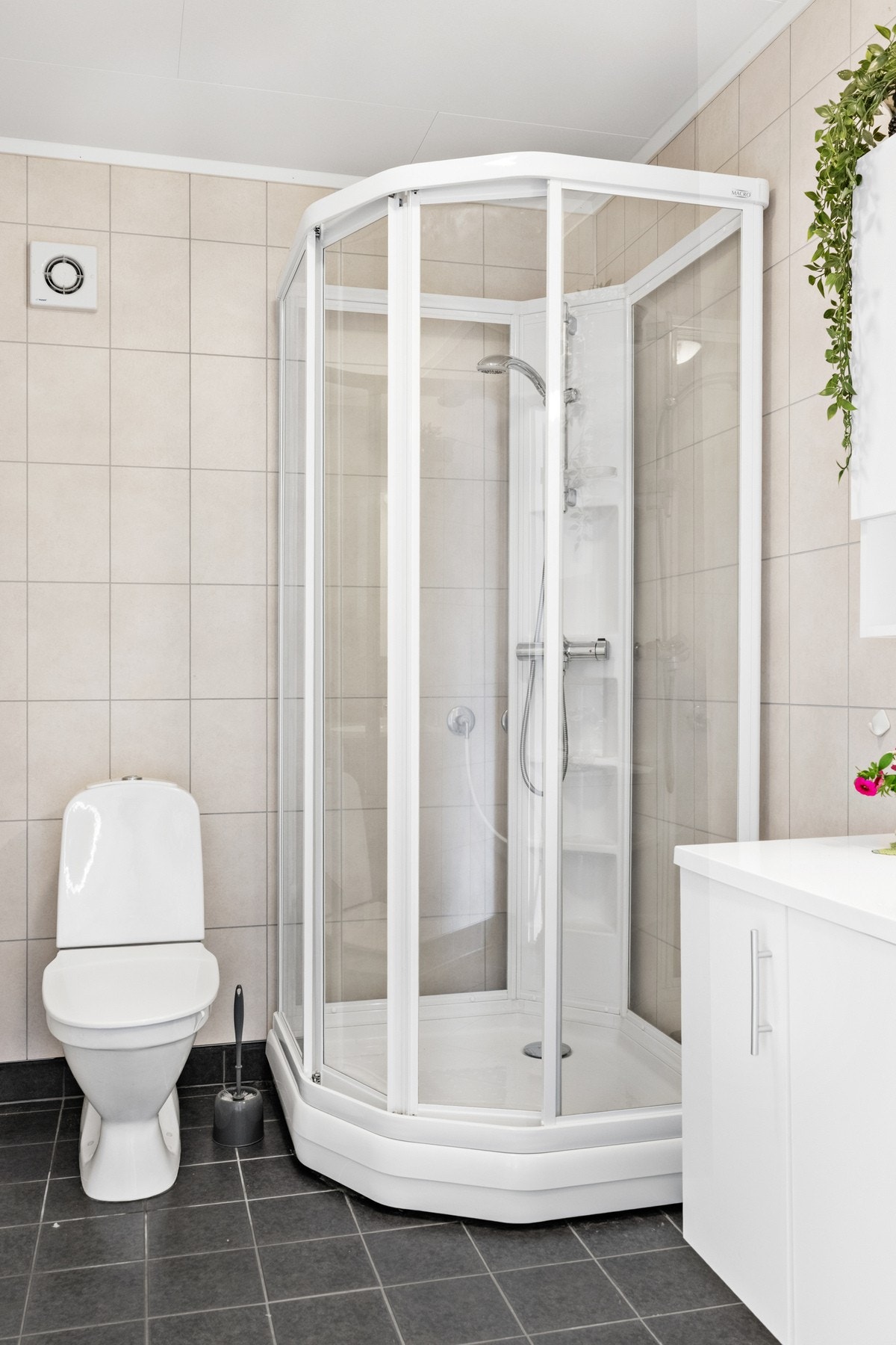 Overflater med flislagt gulv, baderomsplater på vegger Galleribilde