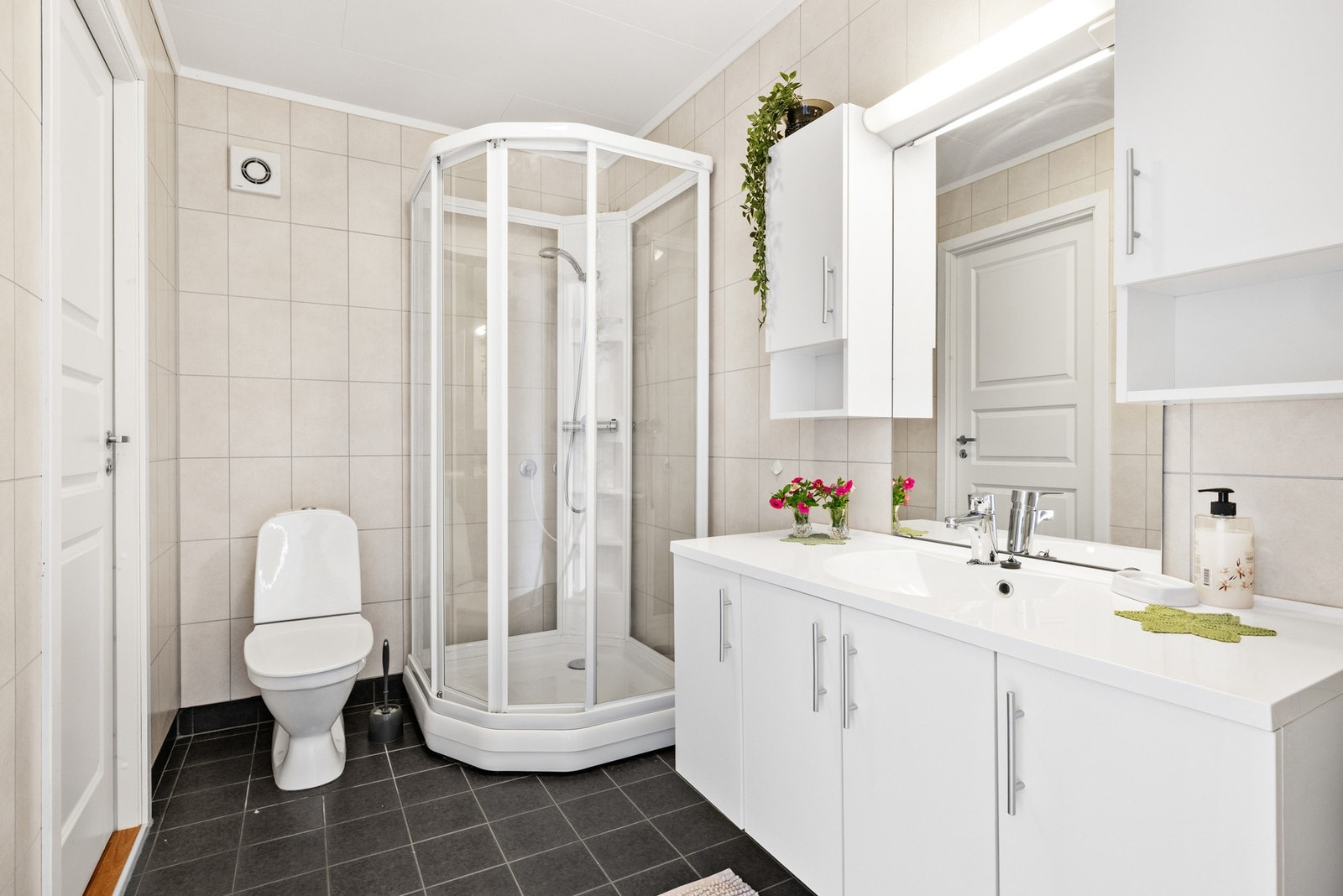 Pent bad med praktisk baderomsinnredning Galleribilde