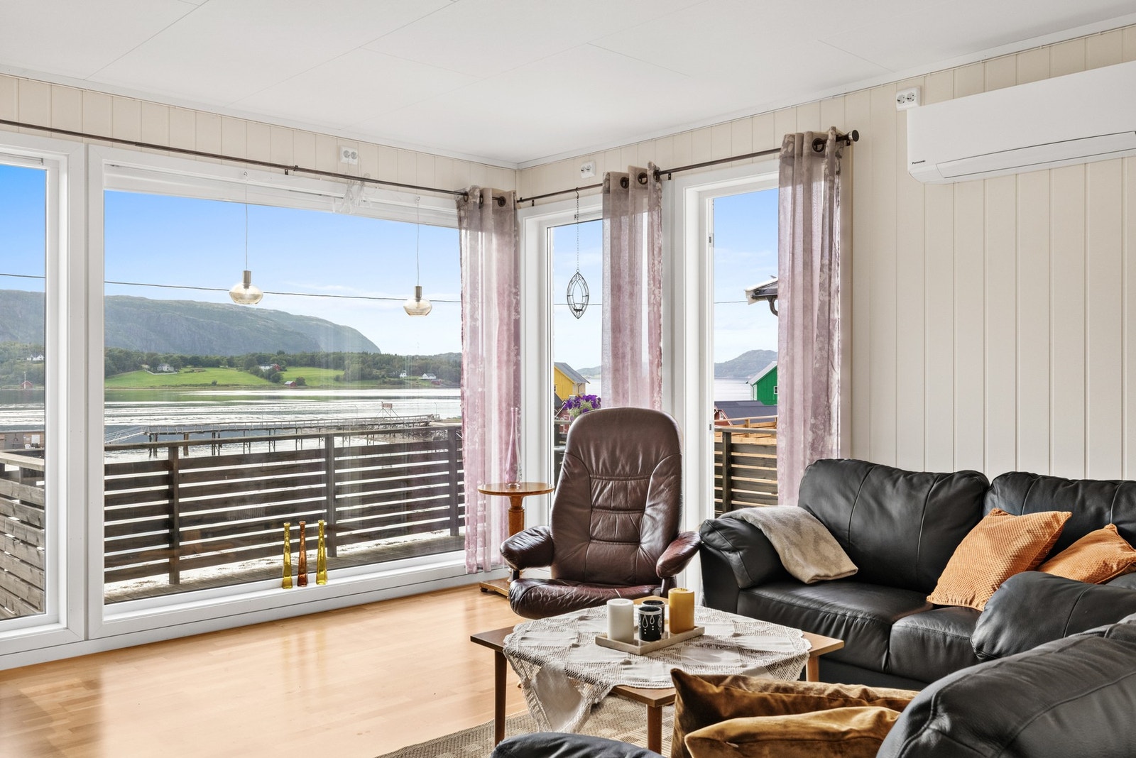 Store vindusflater som gir en lys og åpen atmosfære Galleribilde