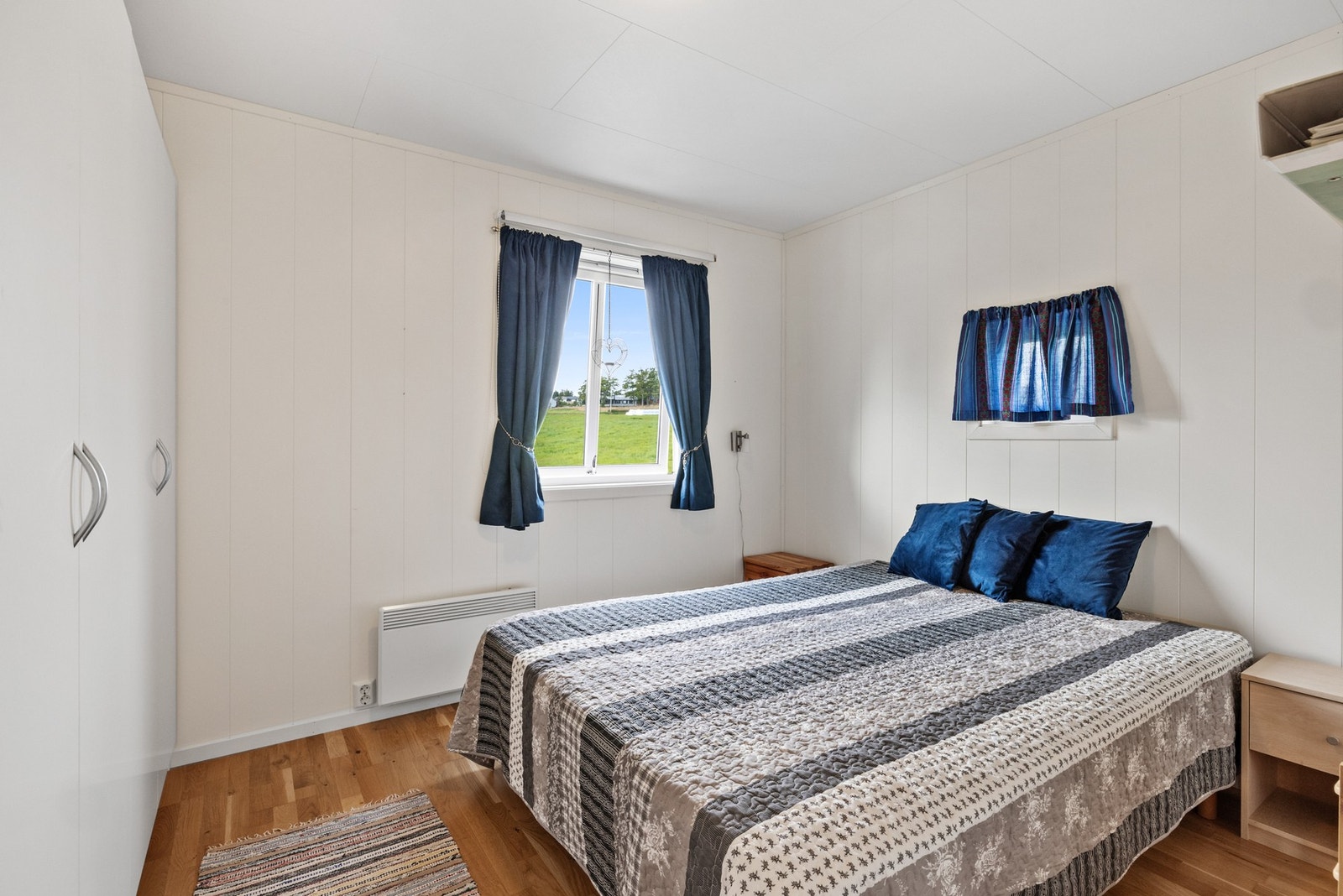 Begge soverom er utstyrt med praktisk garderobeskap Galleribilde