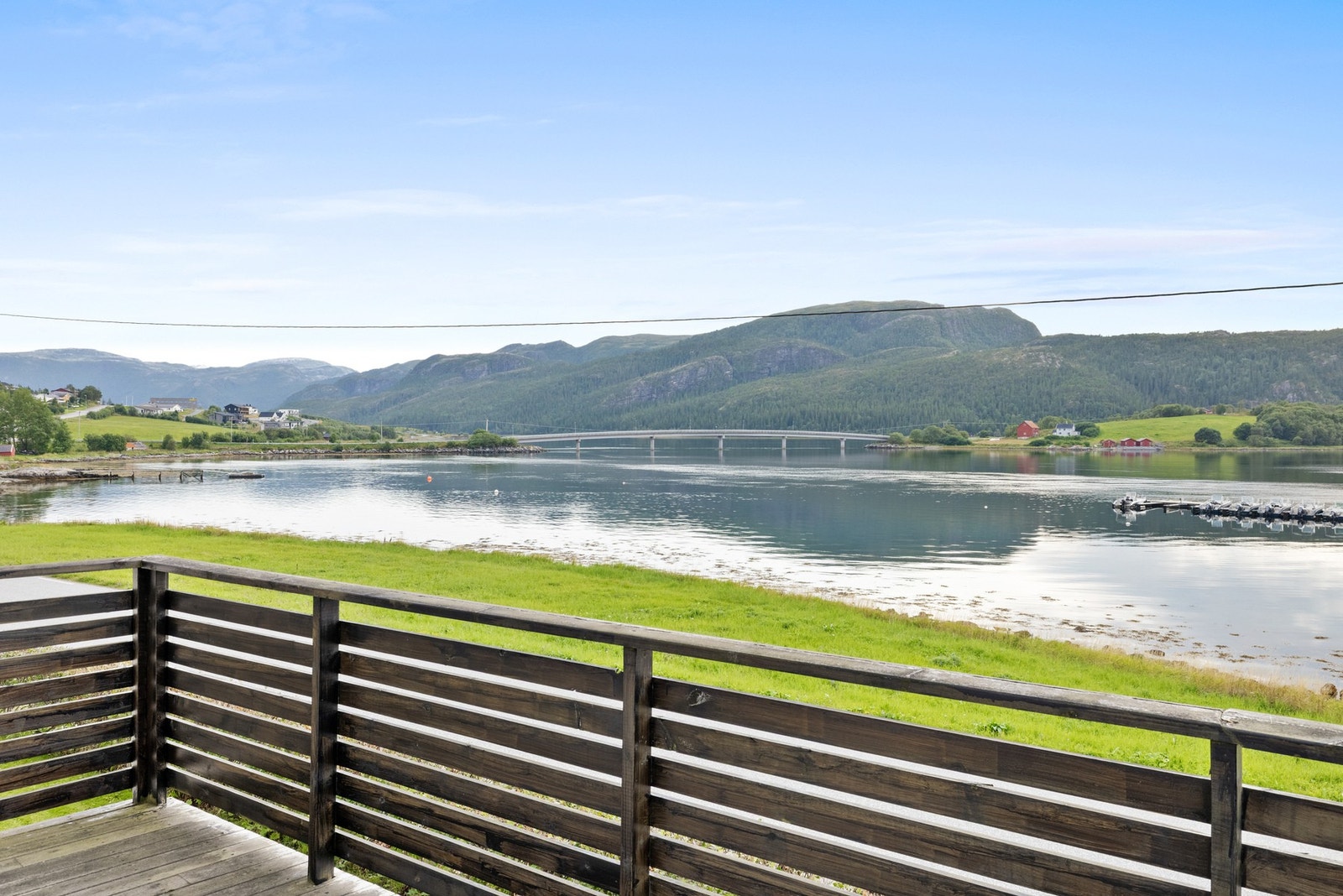 Her bor du sentralt på Lauvsnes, samtidig som du har nærhet til både natur og sjø Galleribilde