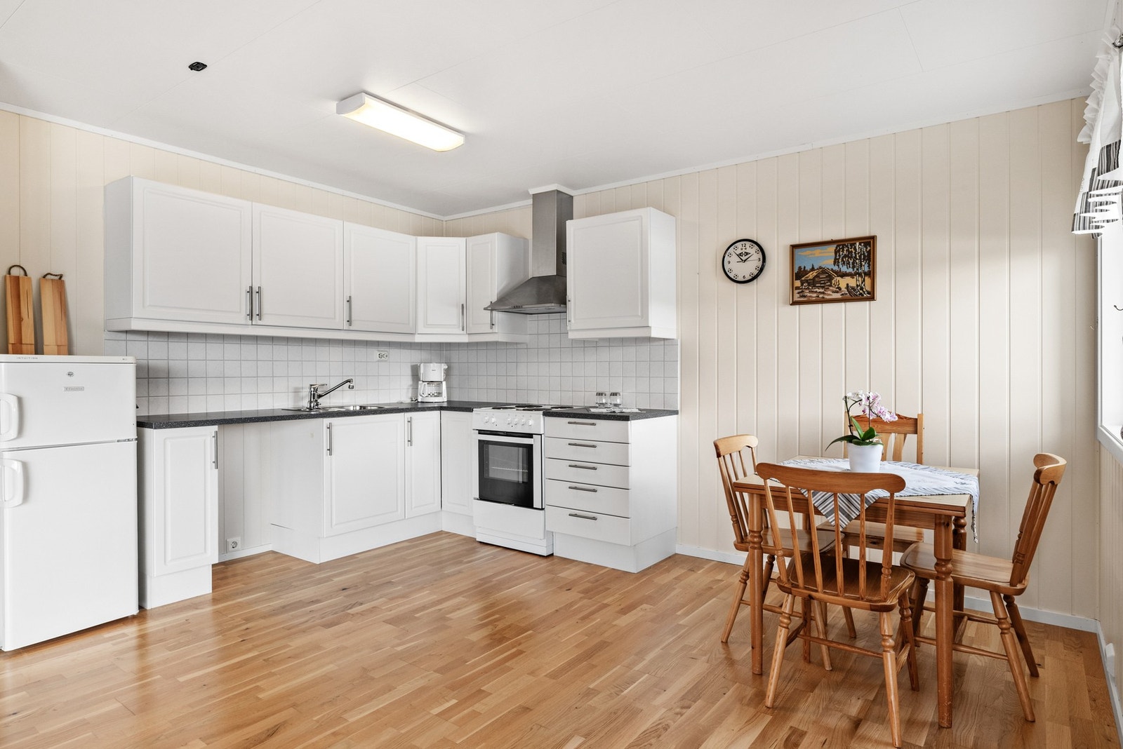 Stilrent og funksjonelt kjøkken med en god miks av moderne og klassisk preg Galleribilde