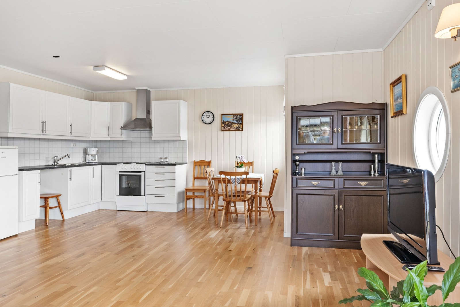 God romfølelse med åpen løsning til stue og kjøkken Galleribilde