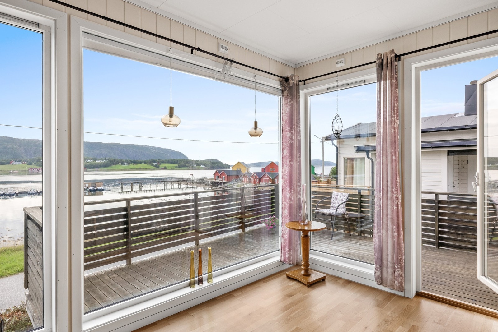 Fra stuen har du direkte adkomst til balkong vendt mot vest og nord Galleribilde