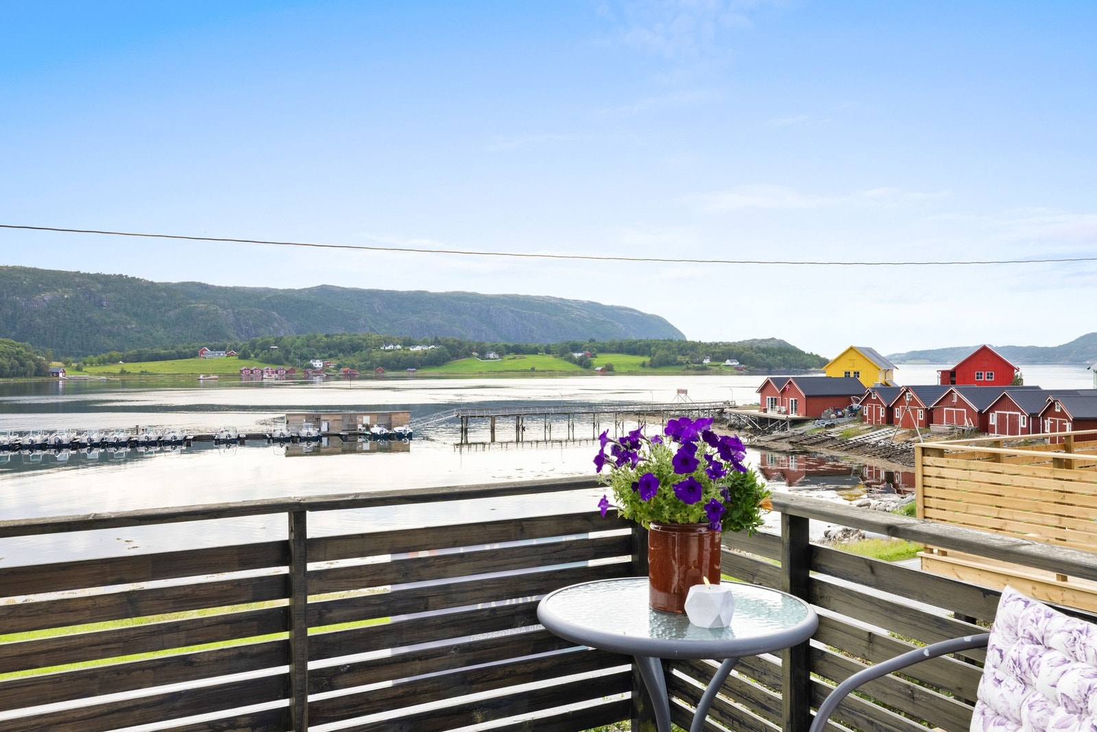 Nyt både sjøutsikt og solrike dager i flotte omgivelser Galleribilde