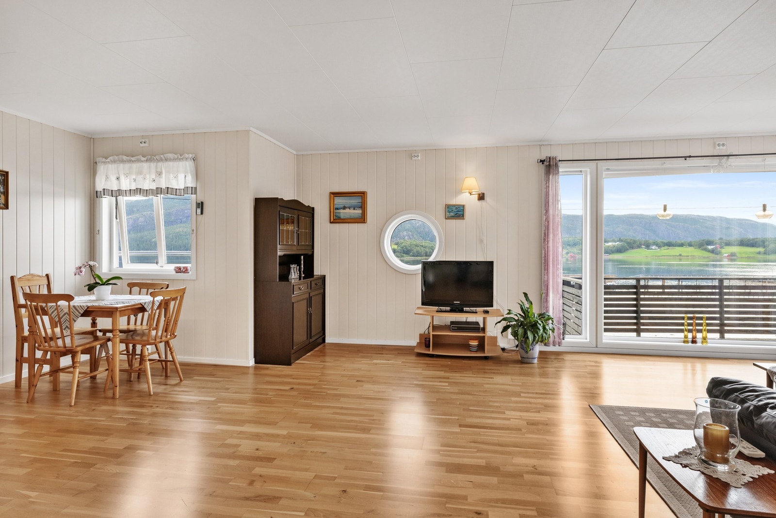 Innbydende stue med et varmt og hyggelig uttrykk Galleribilde