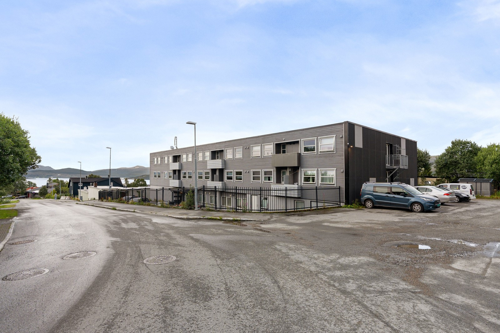 Utendørs parkering for leiligheten.