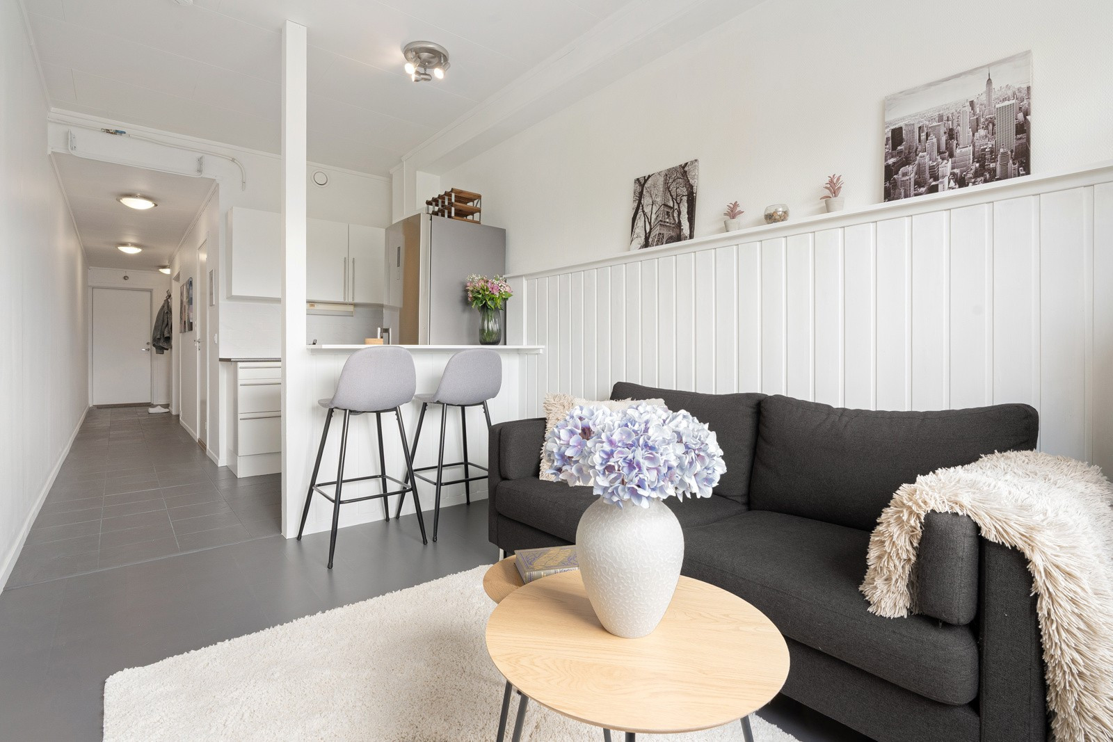 Stuen har en arealeffektiv planløsning samt gode vindusflater som sikrer innslipp av dagslys.