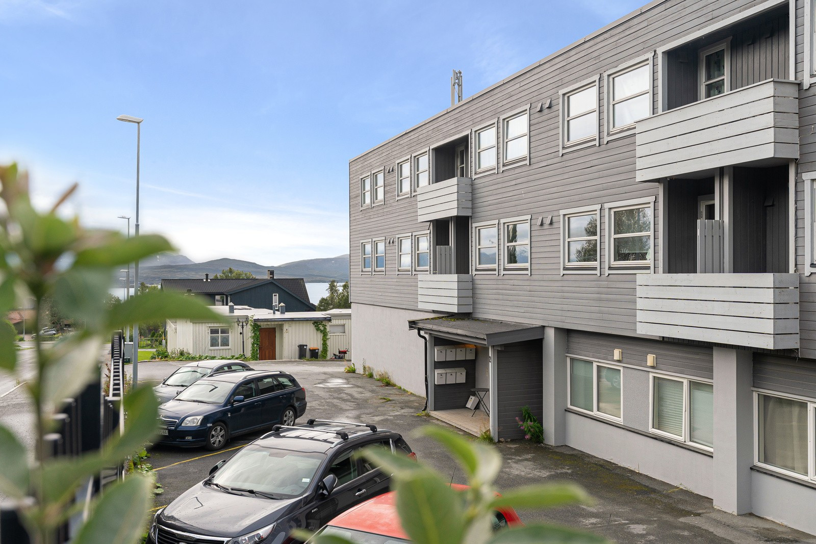 Leiligheten er beliggende på populære Mortensnes med kort vei til dagligvare, treningssenter, Jekta og flotte turmuligheter. Nærhet til busstopp med hyppige avganger til sentrum, UNN/UiT m.m.