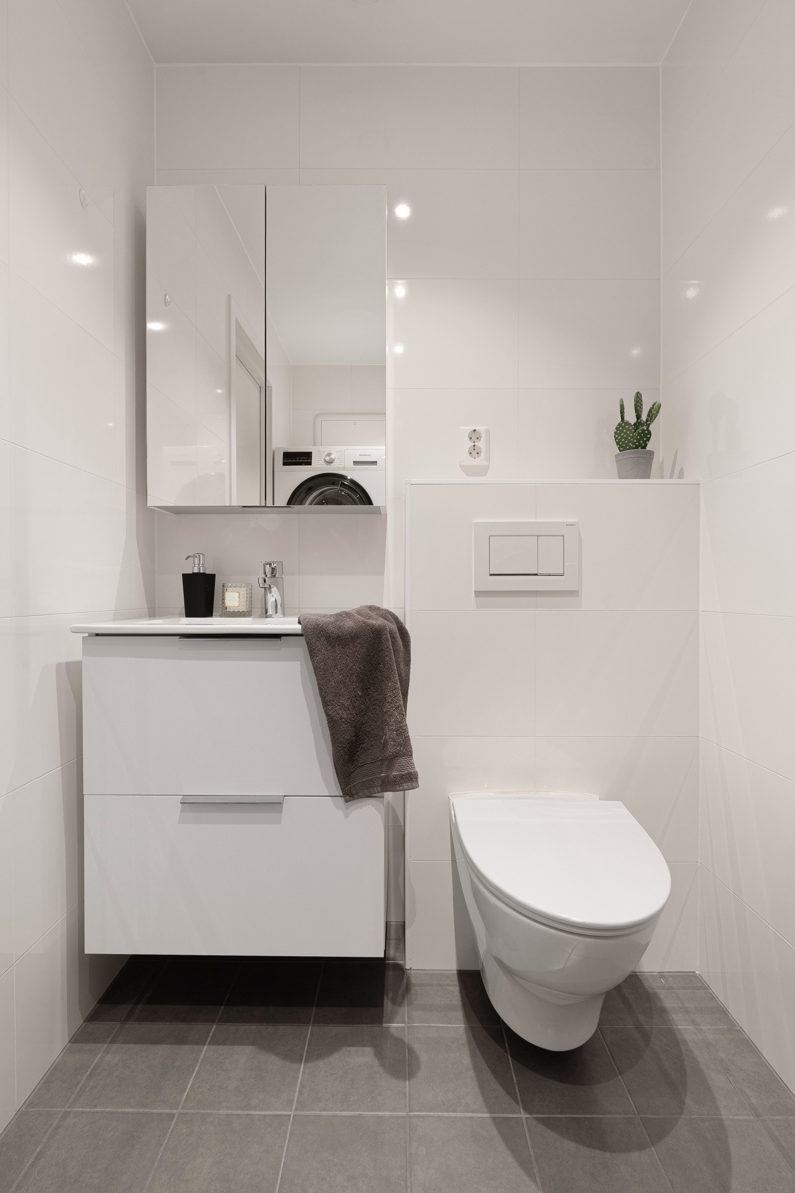 Badet er komplett flislagt med moderne innredning og speilskap. Varmekabler i gulv.
