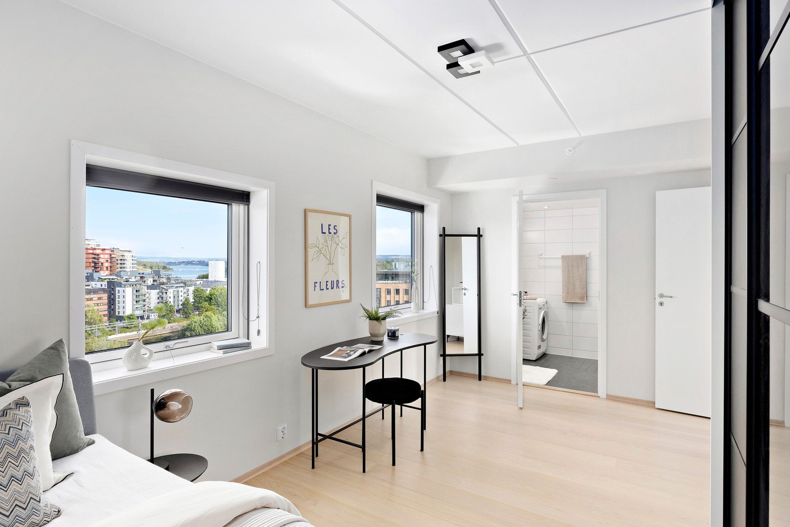 Hovedsoverommet har eget bad og garderobe Galleribilde